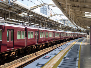 阪急電鉄　川西能勢口駅に停車する大阪梅田行き普通電車