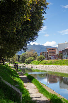 D&iacute;a soleado por un ca&ntilde;o en la ciudad de Bogot&aacute;