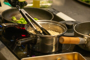 鍋で調理しているところ