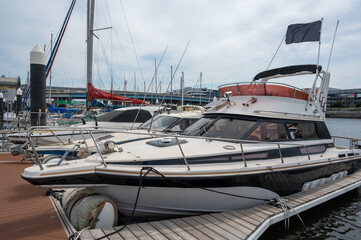 ヨットハーバーに停泊するクルーザー船