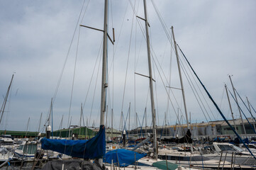 ヨットハーバーに並ぶヨット