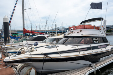 ヨットハーバーに停泊するクルーザー船