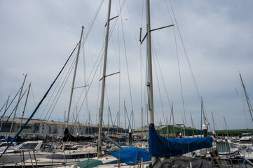 ヨットハーバーに並ぶヨット