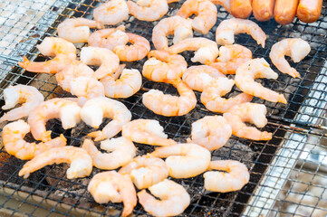 炭火で焼くエビ