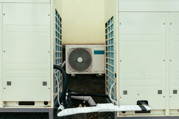 Air conditioning unit and HVAC systems with pipes outdoors