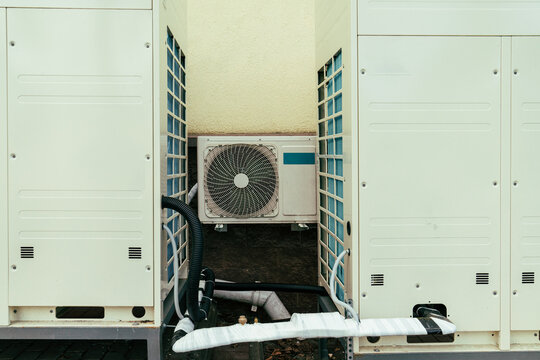 Air conditioning unit and HVAC systems with pipes outdoors