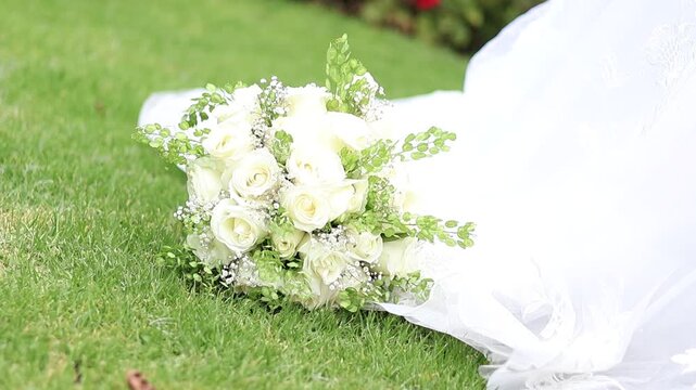 ramo de novia sobre vestido con pasto