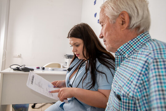 Female doctor communicates with the patient