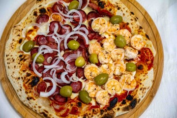 Delicious and irresistible Brazilian pizza, half pepperoni with onion and half shrimp