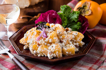 【柿とカッテージチーズのサラダ】柿を使った秋サラダ。柿・カッテージチーズ・ナッツを蜂蜜・ワインビネガーなどと合わせて、黒胡椒で仕上げました。