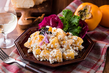 【柿とカッテージチーズのサラダ】柿を使った秋サラダ。柿・カッテージチーズ・ナッツを蜂蜜・ワインビネガーなどと合わせて、黒胡椒で仕上げました。