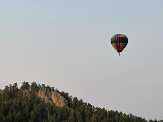 Naklejka premium hot air balloon in the mountains