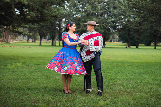 Huaso leading his partner by the arm to dance cueca