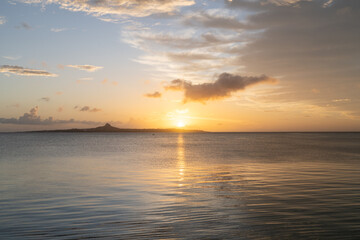 備瀬海岸から見た伊江島と日の入り