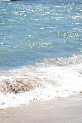 夏の海岸に波が打ち寄せている