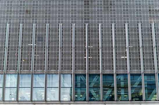 Grid facade with urban pattern repetition