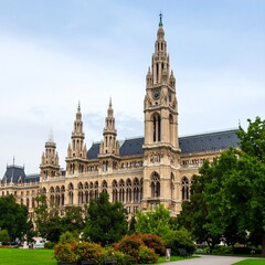 Obraz premium Vienna City Hall in a park setting