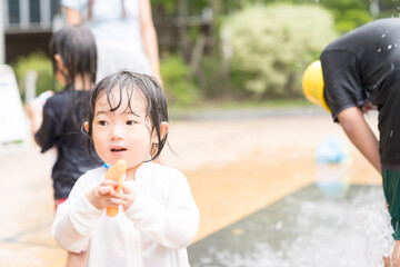 マンション広場の噴水で遊ぶ日本人の幼児