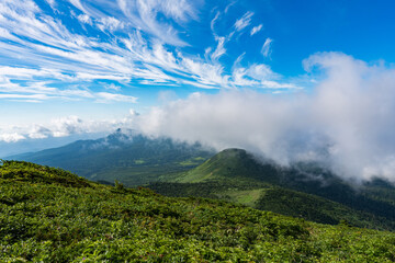 夏の快晴の青森の八甲田山の登山道
