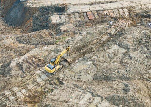 Excavator Lays Steel Plates on Muddy Construction Site for Tempo