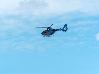 八尾空港を飛び立つ大阪府警航空隊のヘリコプター「つばさ」