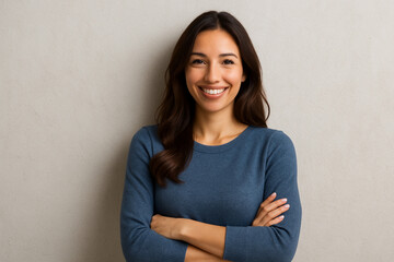 Obraz premium Beautiful woman smiling with crossed arms