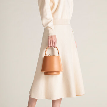 Elegant Beige Outfit with Stylish Leather Handbag in Studio Sett