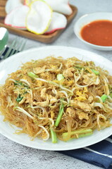 Rice vermicelli stir fried with egg and vegetables,
cooked with chili, green onion, and soy sauce.
