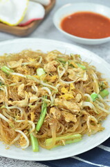 Rice vermicelli stir fried with egg and vegetables,
cooked with chili, green onion, and soy sauce.