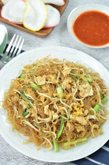 Rice vermicelli stir fried with egg and vegetables,
cooked with chili, green onion, and soy sauce.