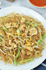 Rice vermicelli stir fried with egg and vegetables,
cooked with chili, green onion, and soy sauce.