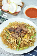 Rice vermicelli stir fried with beef and vegetables,
cooked with chili, green onion, and soy sauce