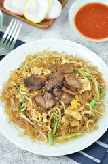 Rice vermicelli stir fried with beef and vegetables,
cooked with chili, green onion, and soy sauce