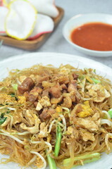 Rice vermicelli stir fried with egg and vegetables,
cooked with chili, green onion, and soy sauce.