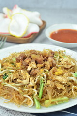 Rice vermicelli stir fried with egg and vegetables,
cooked with chili, green onion, and soy sauce.