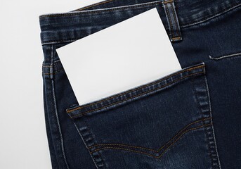 デニムのポケットの白い紙