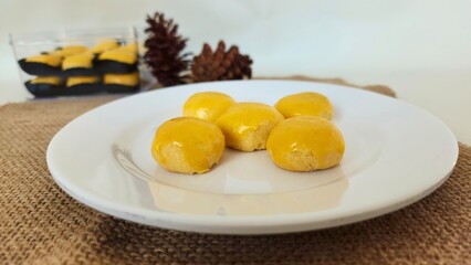 Pineapple Tart Cake, In Indonesia this cake is called nastar because the cake filling is pineapple jam, a popular pastry in Indonesia during the Eid al-Fitr and Christmas celebrations.