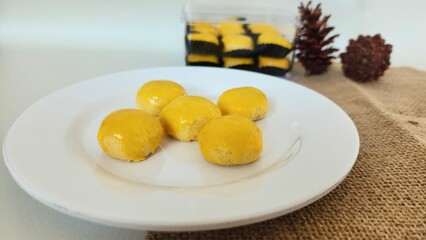 Pineapple Tart Cake, In Indonesia this cake is called nastar because the cake filling is pineapple jam, a popular pastry in Indonesia during the Eid al-Fitr and Christmas celebrations.