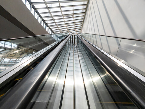 Geometric patterns from escalator perspective