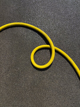 yellow hose with kink