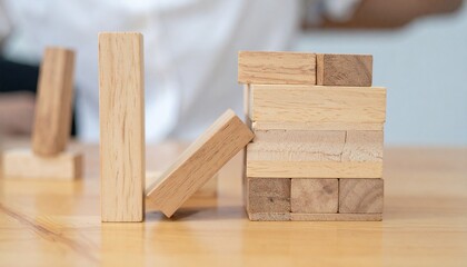 高く積み上げられた積み木タワーが、今まさに崩れ落ちる瞬間を捉えたクローズアップ。子どもの遊びやバランス感覚、チャレンジ精神を感じさせる場面で、教育や成長、遊びの素材として最適です。