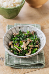 【しめじとほうれん草の胡麻和え】しめじとほうれん草の優しい味わいをほんのり香ばしく楽しめる胡麻和えです。