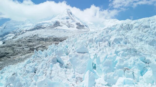Impressive glacier and snow-covered mountain slopes of Hualc&aacute;n in Peru&rsquo;s Cordillera Blanca, a stunning high-altitude Andean landscape.