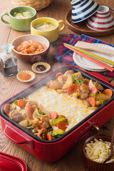 【ホットプレートでチーズタッカルビ】かわいいホットプレートで楽しむチーズタッカルビ。鶏もも肉。キャベツ。玉葱。人参。甘辛く炒めたら、トロトロチーズをからめていただきます。