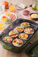 【ホットプレートでミニピザ 】かわいいホットプレートで楽しむミニピザ。餃子の皮にお好みの食材で自由自在。子供も大好きなホームパーティー料理です。