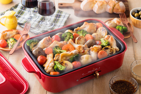 【ホットプレートでローストチキン】かわいいホットプレートで楽しむ手羽元ローストチキン。鶏手羽元。ブロッコリー。じゃが芋。人参。プチトマト。お好みの食材で自由自在に楽しみましょう。