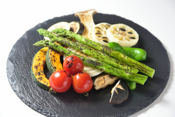 皿に盛った焼き野菜