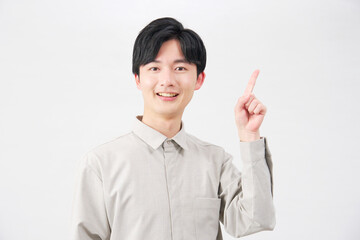右側を指差す男性　20代　白背景