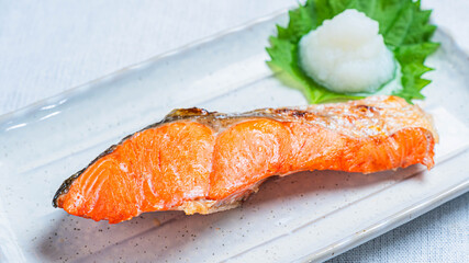 鮭の塩焼き　大根おろし添え　和食の定番料理