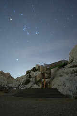 冬の星空と空へと続く階段